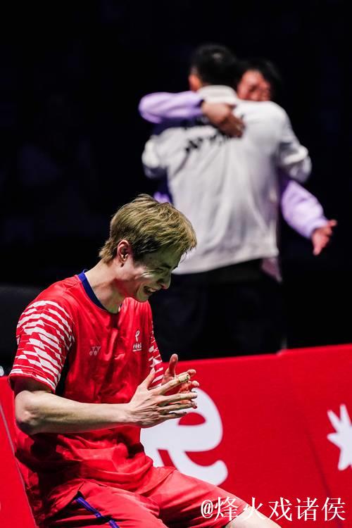 羽联总决赛：石宇奇两局完胜奈良冈功大，成功晋级