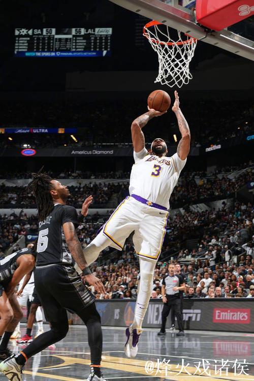 詹姆斯连续四场三双浓眉狂砍40+12 湖人惊险击败马刺迎来4连胜 詹姆斯连续四场三双浓眉狂砍40+12 湖人惊险击败马刺迎来4连胜