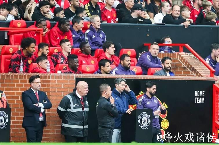 逼宫曼联！梅努哥哥身穿“放梅努离队”T恤现身梦剧场